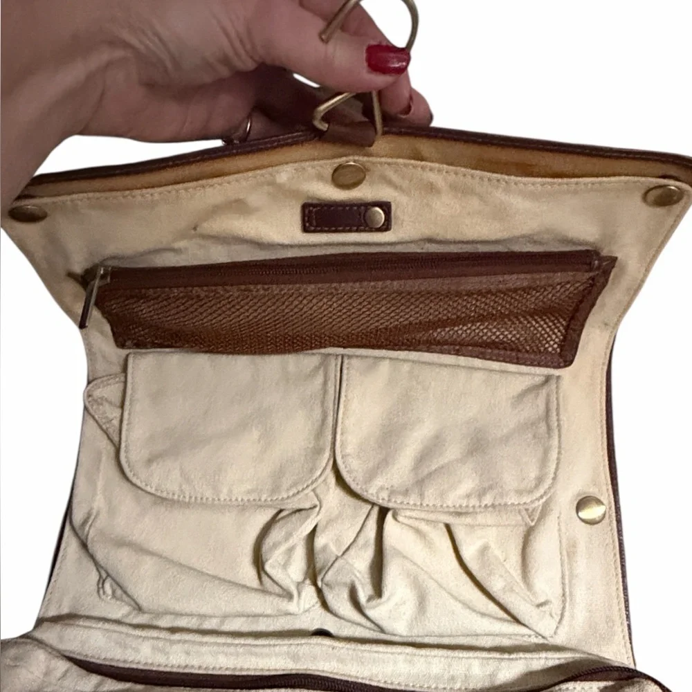 Men’s vintage travel valet with hanger removable pockets for laundering